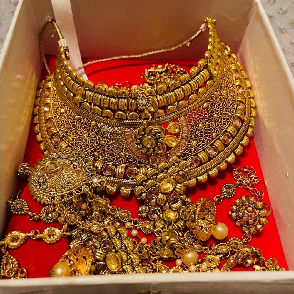Exquisite Gold Jewelry Set